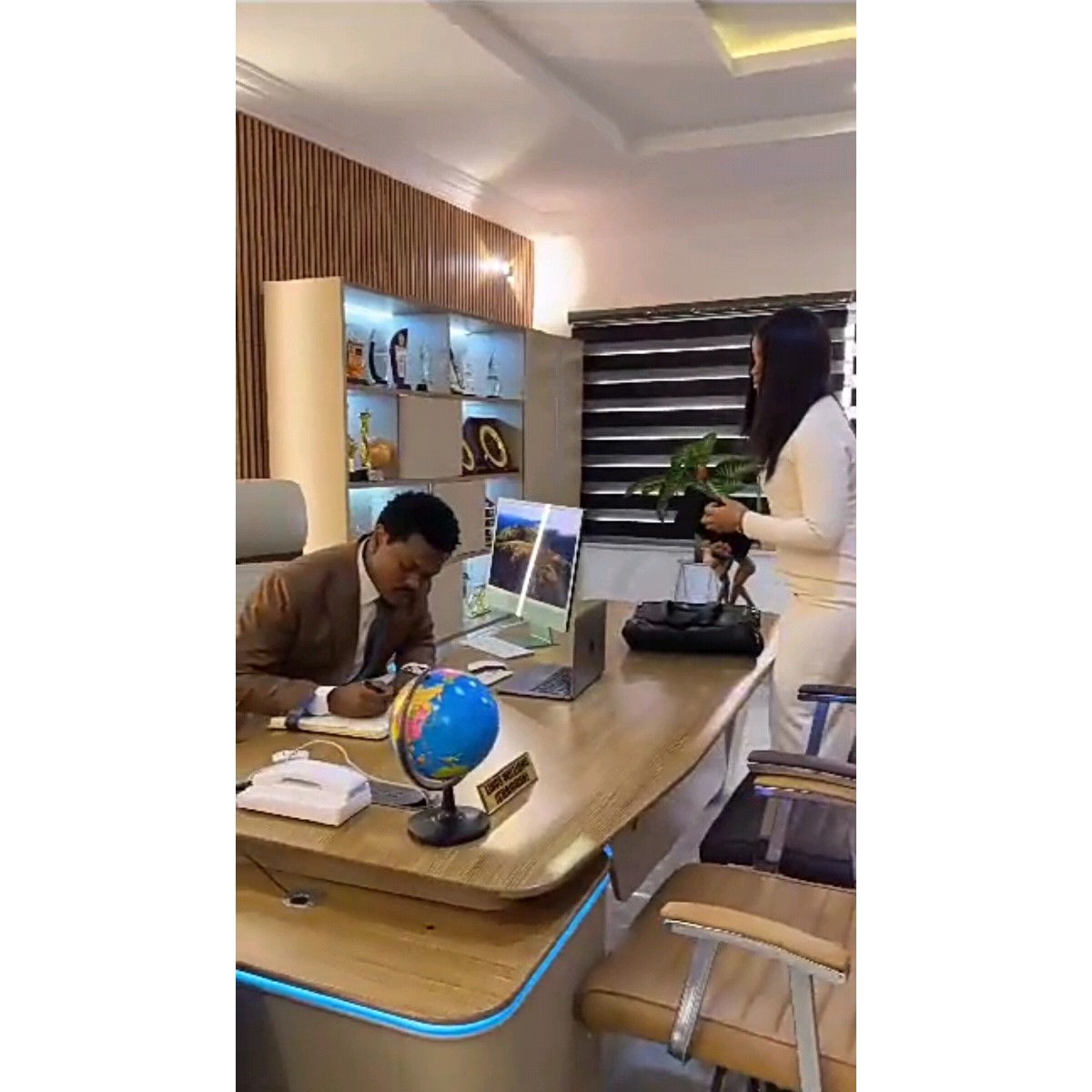 Globe terrestre décoratif lumineux - Photo 3