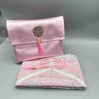 Sacoche emportable composé d'un tapis de prière et un chapelet en graine