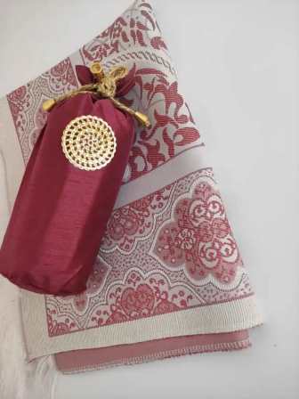 Sacoche composé d'un tapis de prière et d'un chapelet en graine